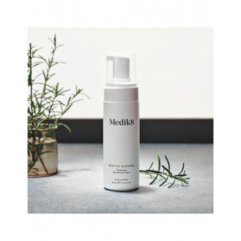 Увлажняющая пенка для умывания с розмарином Medik8 Gentle Cleanse 150mL