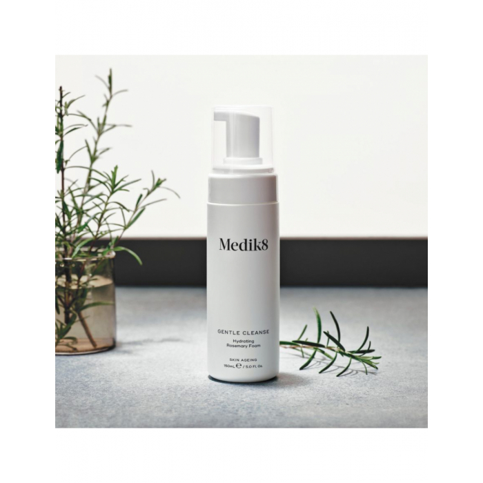Увлажняющая пенка для умывания с розмарином Medik8 Gentle Cleanse 150mL