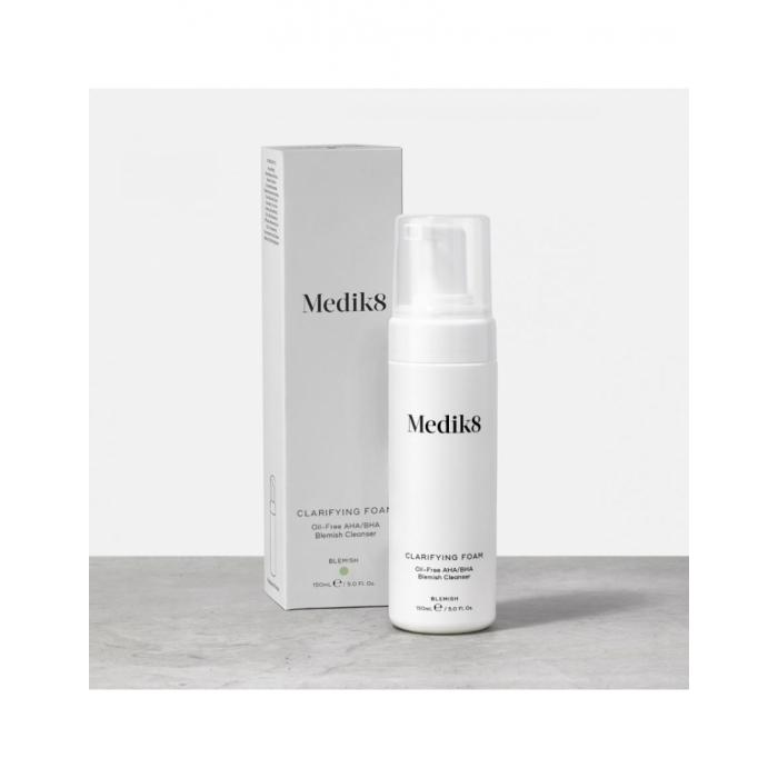 Безмасляная пенка с АНА / ВНА для очищения проблемной кожи Medik8 Clarifying Foam 150mL